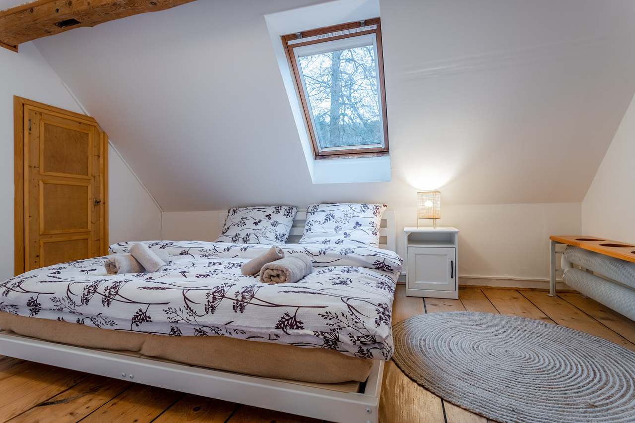 Pokoj č. 3 - manželská postel a šatna.